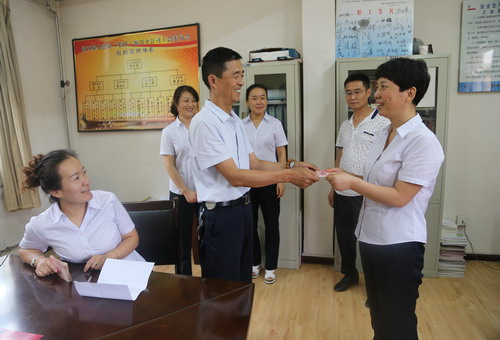 銅川分公司積極開(kāi)展“金秋助學(xué)”活動(dòng)