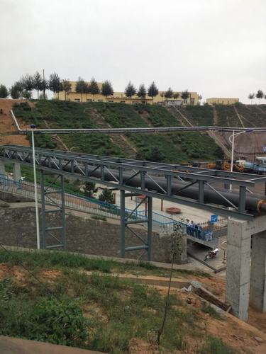 機電安裝公司承建的檸條塔礦工業(yè)廠區(qū)地面架空供熱管道初具規(guī)模