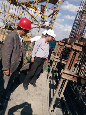 榆林市榆神檢測技術(shù)有限公司負(fù)責(zé)人董江平一行蒞臨天工公司土建二部小保當(dāng)選煤廠末煤倉工地檢查指導(dǎo)工作