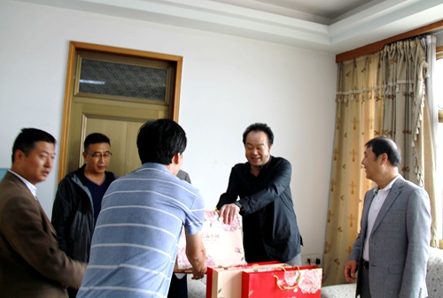 大秦置業(yè)公司黨政雙節(jié)前慰問一線員工檢查督導(dǎo)項目進(jìn)度