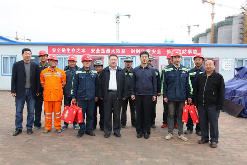 到一線，送祝福，鼓干勁