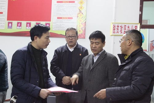 侯本英一行深入大壩村指導(dǎo)檢查扶貧工作