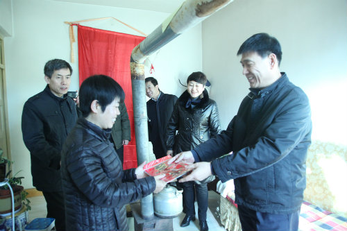  心系困難職工，情暖困難黨員