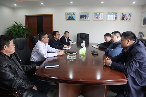 秦漢開(kāi)發(fā)建設(shè)公司副總經(jīng)理?xiàng)詈幰恍衼?lái)建設(shè)集團(tuán)座談