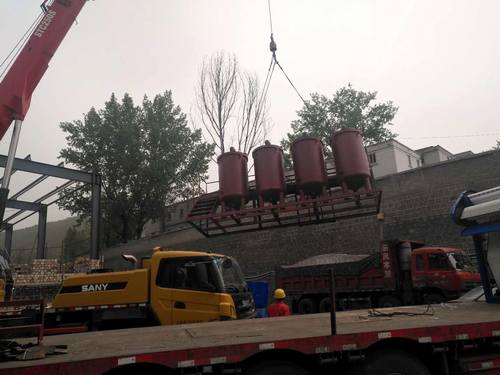 銅煤公司承建的陜西銅川礦業(yè)下石節(jié)煤礦二號風(fēng)井副斜井礦井水處理站工程項(xiàng)目大型設(shè)備安裝順利完成一次性吊裝