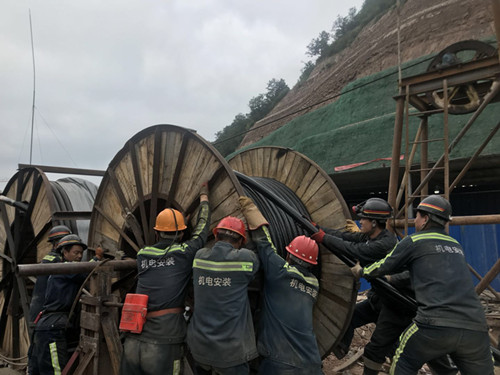 陜煤建設(shè)機(jī)電安裝公司冶坪項(xiàng)目部高壓電纜敷設(shè)為“猴車”安裝做足準(zhǔn)備