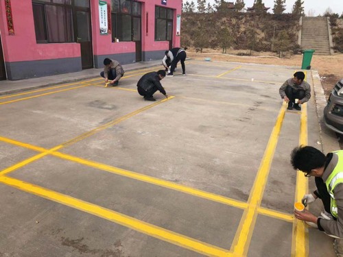 項(xiàng)目部的“專業(yè)球場(chǎng)”健身強(qiáng)體樂(lè)工作