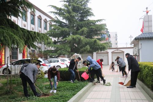 陜煤建設(shè)澄合分公司青年義務(wù)勞動讓環(huán)境更加優(yōu)美