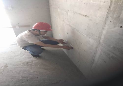 年輕的工地“守望者”