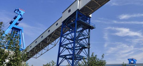 陜煤建設(shè)洗選煤運(yùn)營公司安裝第二項(xiàng)目部山陽煤礦棧橋鋼架支腿除銹刷漆進(jìn)行時