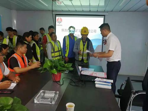 陜煤建設(shè)銅煤公司 深入施工現(xiàn)場(chǎng)開展“安全宣傳咨詢?nèi)铡被顒?dòng)