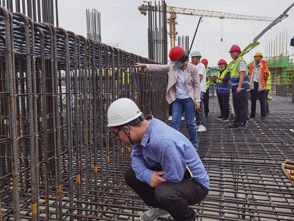西咸新區(qū)灃西新城開發(fā)建設(shè)集團蒞臨灃西新城第五學(xué)校項目檢查指導(dǎo)工作