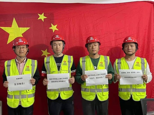 我和國(guó)旗合個(gè)影，曬出濃濃愛(ài)國(guó)情！