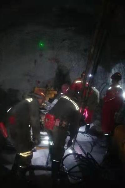 陜煤建設(shè)礦建二公司第二項目部進(jìn)行前探鉆孔施工確保生產(chǎn)安全