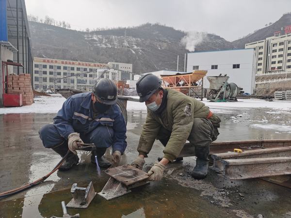 陜煤建設(shè)礦建二公司安裝項目部：風雪難掩熱情 全力保障生產(chǎn)