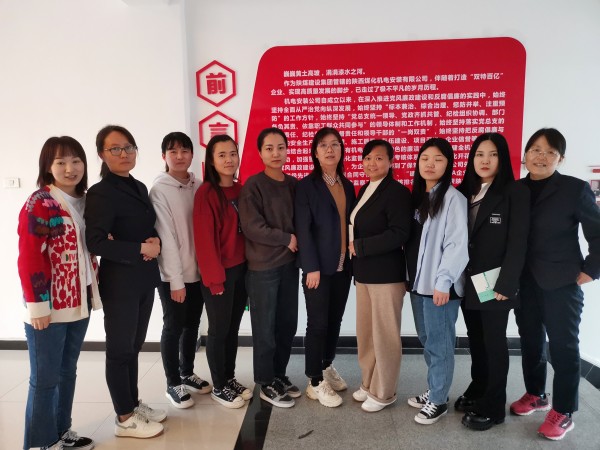 揉肩挑重任  巾幗花開別樣紅