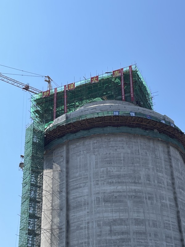 陜煤建設咸陽分公司承建的雙龍煤業(yè)儲煤設施改造項目末煤倉順利封頂