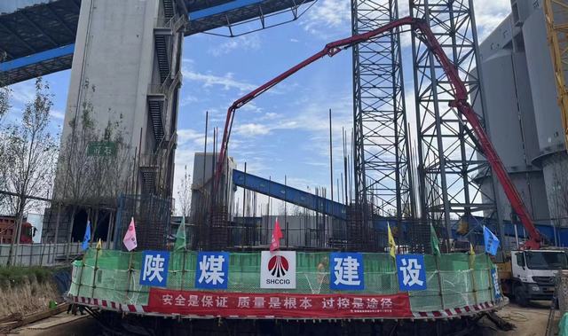 陜煤建設(shè)韓城分公司承建的文家坡礦選煤廠新建矸石倉(cāng)滑模施工正式拉開序幕