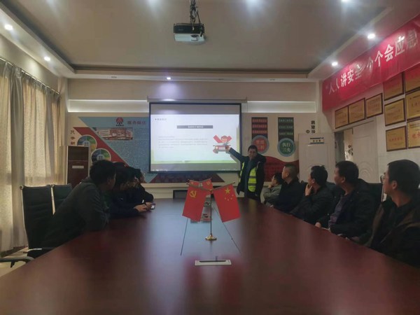 陜煤建設路橋分公司靖神鐵路項目部開展“文明交通，你我同行”全國交通安全日活動