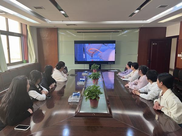 陜煤建設(shè)煤礦運(yùn)營服務(wù)分公司：組織女職工觀看巾幗勞模工匠大宣講直播節(jié)目