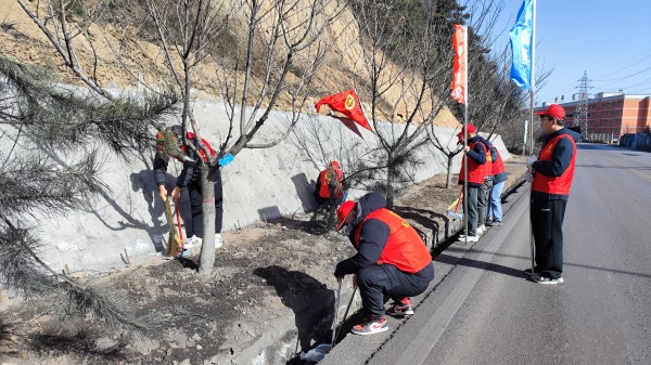 陜煤建設(shè)咸陽(yáng)分公司各項(xiàng)目部弘揚(yáng)雷鋒精神