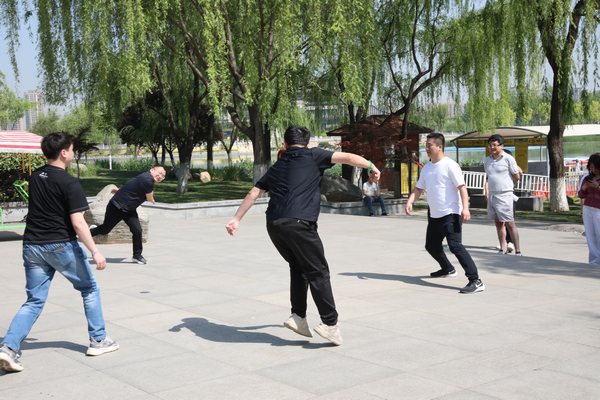 陜煤建設(shè)路橋分公司舉辦“迎五一、鼓干勁、促團結(jié)”懷舊嘉年華趣味活動