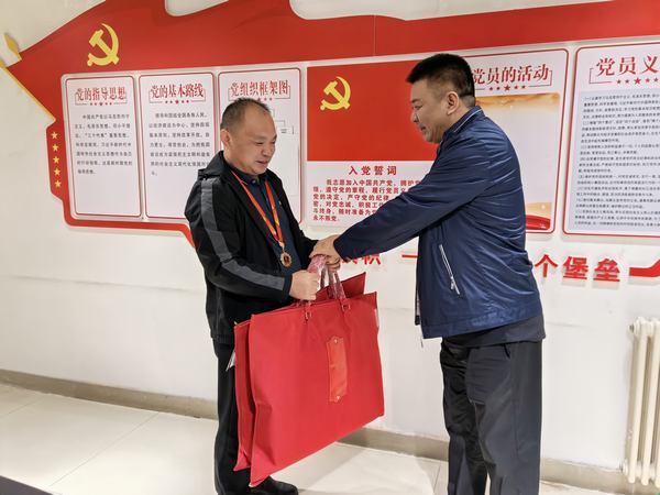 陜煤建設(shè)礦建二公司開展“走訪慰問勞模 弘揚(yáng)榜樣力量”慰問勞?；顒?dòng)