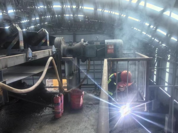 陜煤建設(shè)機(jī)電安裝公司順利完成沙梁煤礦主斜井井口矸石膠帶機(jī)改造工程