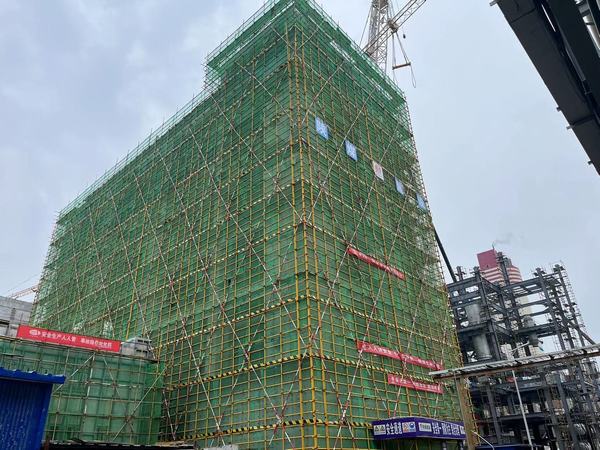 陜煤建設(shè)天工公司承建的陜化尿素工序提升裝備改造項(xiàng)目大顆粒尿素（00813）工程主體結(jié)構(gòu)順利封頂