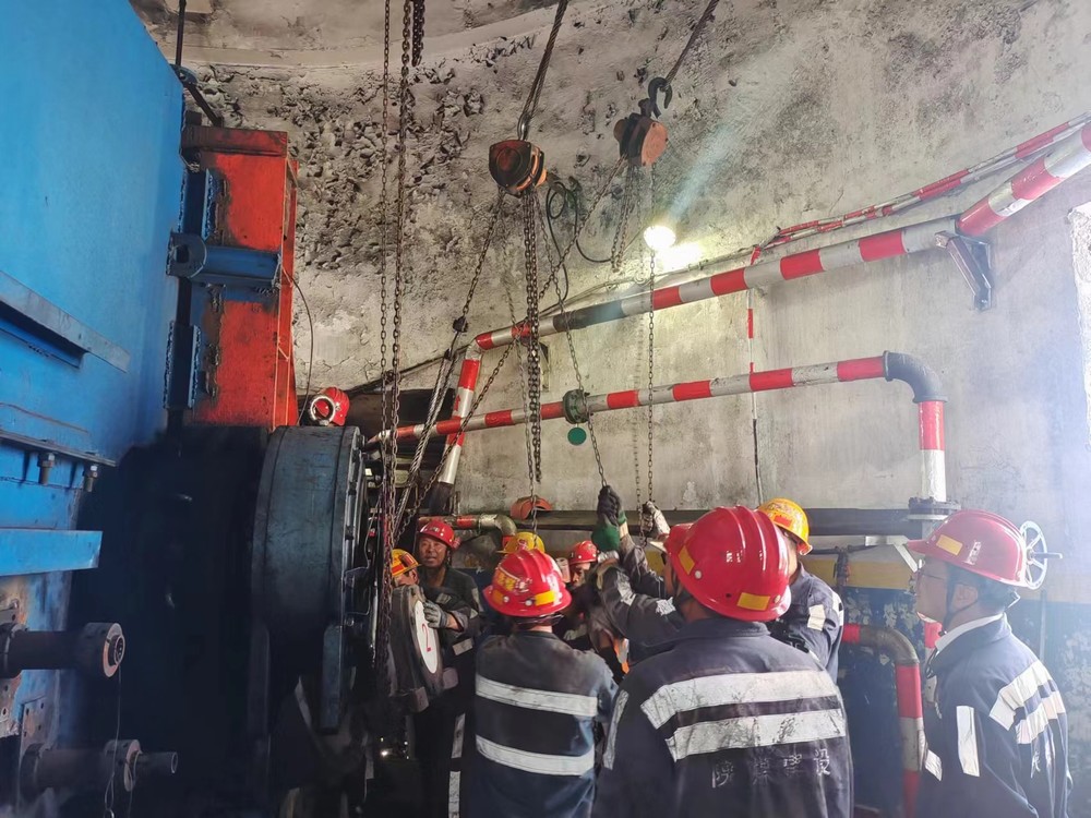 陜煤建設(shè)洗選煤第三項(xiàng)目部：“零點(diǎn)堅(jiān)守” 穩(wěn)步完成101帶式輸送機(jī)帶面及機(jī)頭拖帶滾筒更換工程