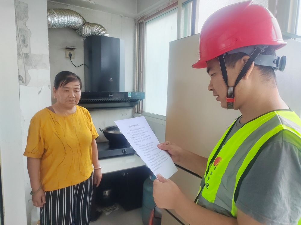 陜煤建設(shè)路橋分公司彬長(zhǎng)項(xiàng)目部開展“工地安全知識(shí)普及進(jìn)社區(qū)”志愿活動(dòng)