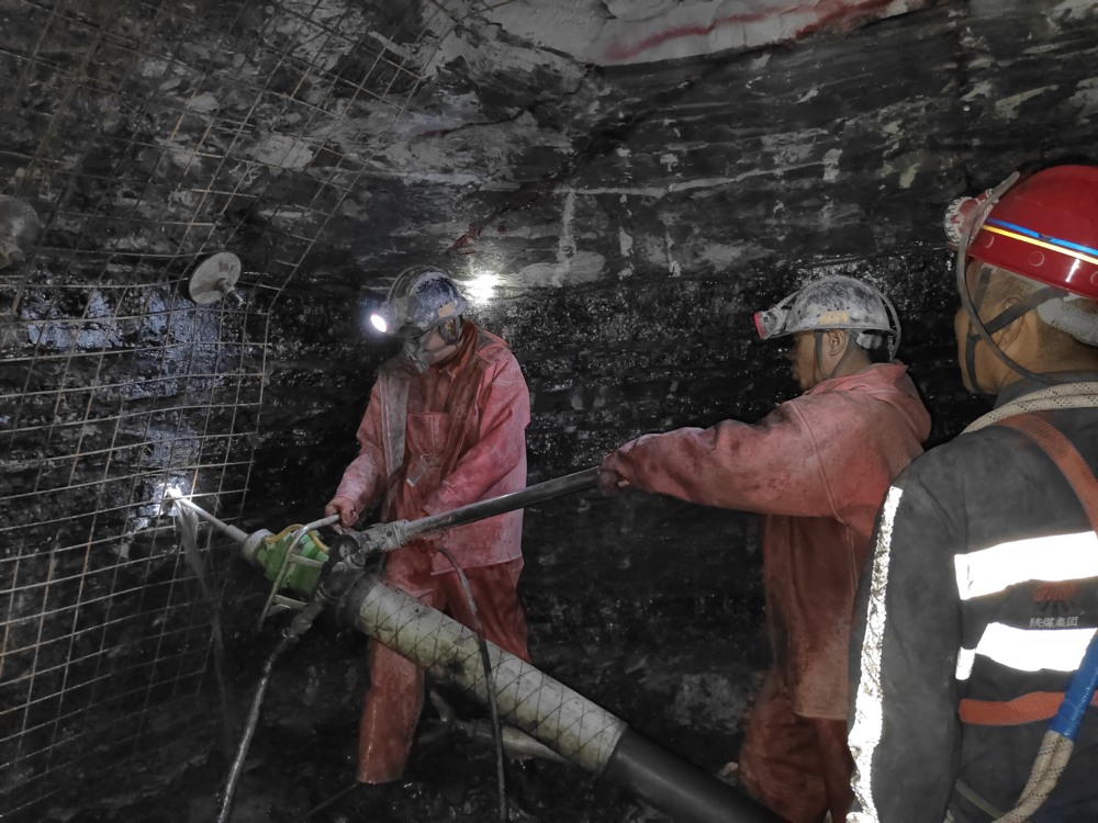 陜煤建設(shè)礦建三公司承建的貫屯煤礦西翼進(jìn)、回風(fēng)立井圓滿完成揭煤工作