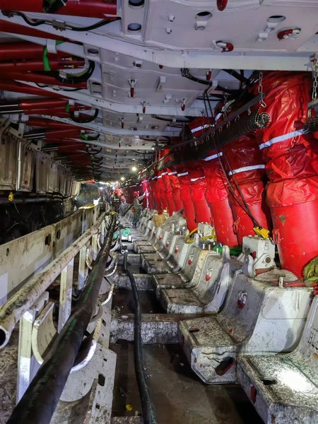 陜煤建設煤礦運營服務分公司：巴拉素煤礦22盤區(qū)2201綜采工作面機電設備安裝工程單機通電試運轉圓滿成功